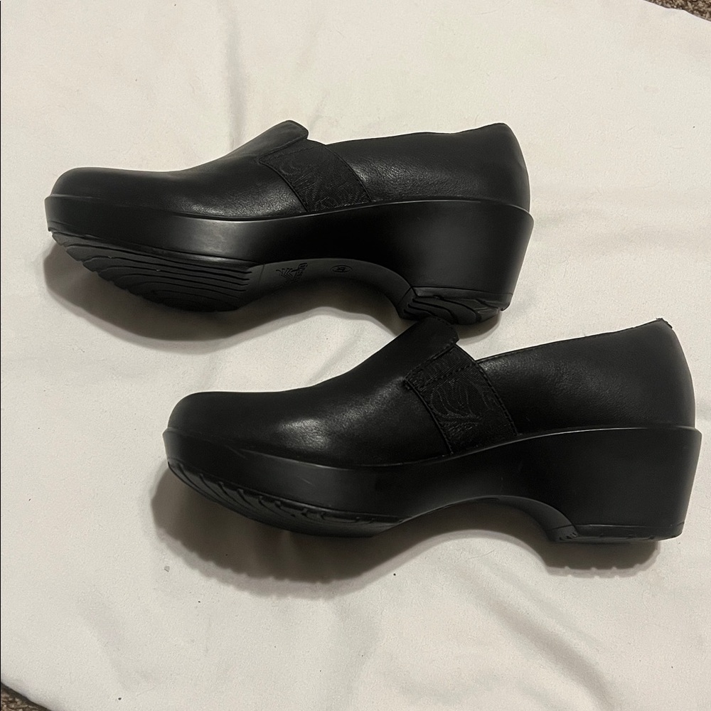 Dansko women’s black leather clogs - Picture 4 of 7